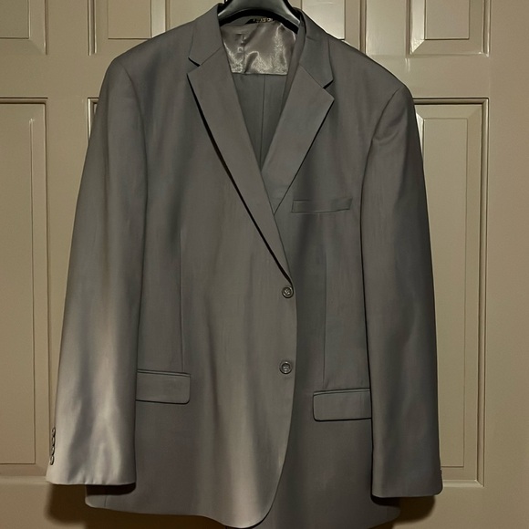 Caravelli gray 3 piece suite. Like new. 54L coat and 50 waist pant. - Picture 1 of 16